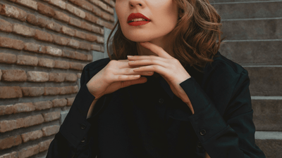 Minimalism gotic – mai puțin înseamnă mai mult în garderoba masculină