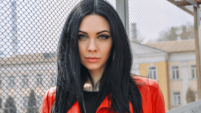 Topul gotic ca bază de styling – cum să-ți construiești stilul întunecat începând de sus