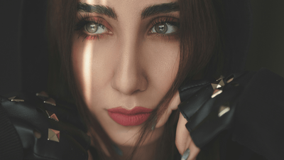 Ținută gotică de vară – topuri și tricouri lejere în nuanțe închise