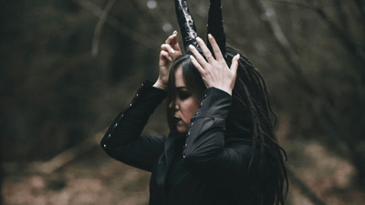 Vesta ca costum de scenă – eleganță gotică pe scena teatrului