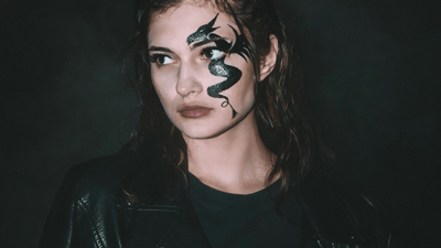 Pantaloni gotici cu craci largi – o revenire la anii '90