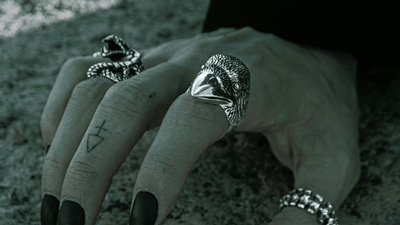 Goth pe scenă – moda gotică masculină în teatru și dramă